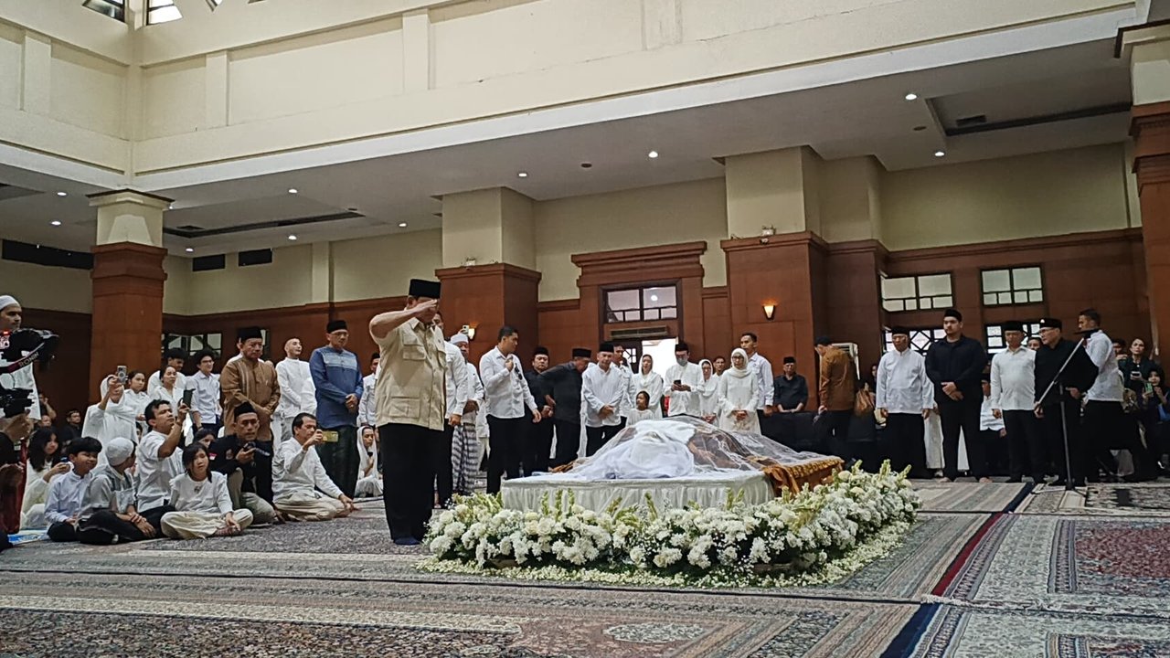 Prabowo Hormat Depan Jenazah Eddie Nalapraya