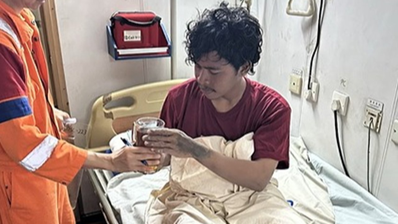 Salah satu nelayan hanyut yang berhasil dievakuasi kru PHE OSES mendapatkan perawatan medis
