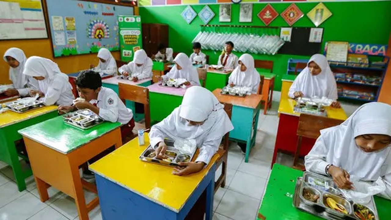 Program Makan Bergizi Gratis (MBG) menggunakan metode prasmanan untuk meningkatkan gizi anak-anak sekolah. Dengan dukungan teknologi dan kolaborasi ahli gizi, program ini mendukung kesehatan