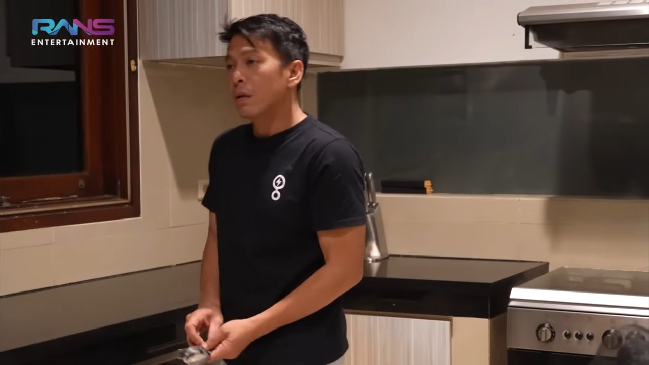 5 Potret Dapur Rumah Baru Ariel Noah Jarang Tersorot, Luas Banget tapi Perabotan Cuma Ada Kompor & Magicom