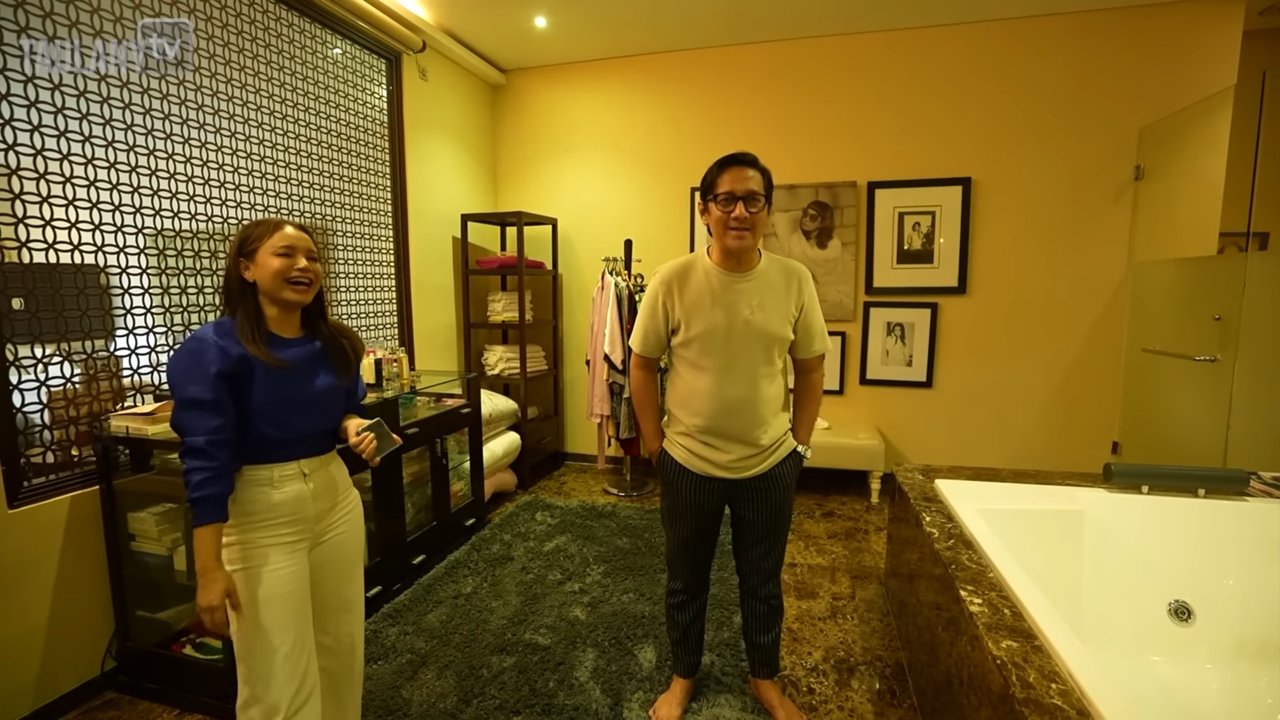 4 Potret Kamar Mandi Mewah Rossa Berlapis Marmer Dilengkapi TV Hingga Jacuzzi, Peralatan Mandi Lengkap Banget