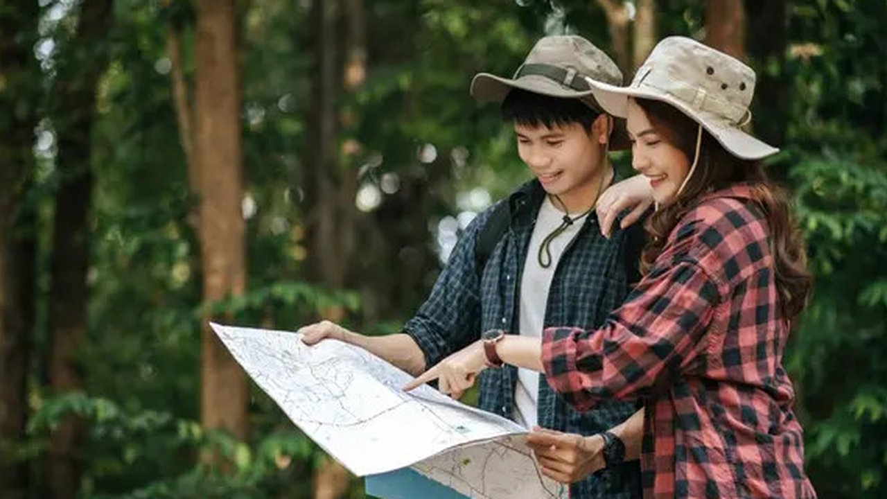 Ini adalah langkah penting untuk menjamin perjalanan aman dan efisien, mencakup pemetaan rute, perkiraan waktu tempuh, serta identifikasi potensi risiko di sepanjang jalur. (Foto dok: Freepik