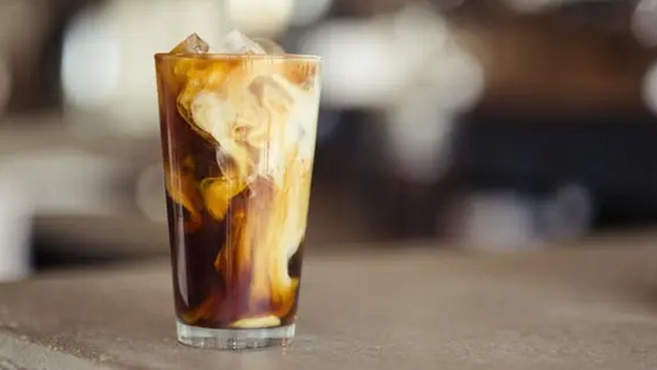 Ilustrasi es kopi susu. Sumber foto: unsplash.com/Demi DeHerrera.