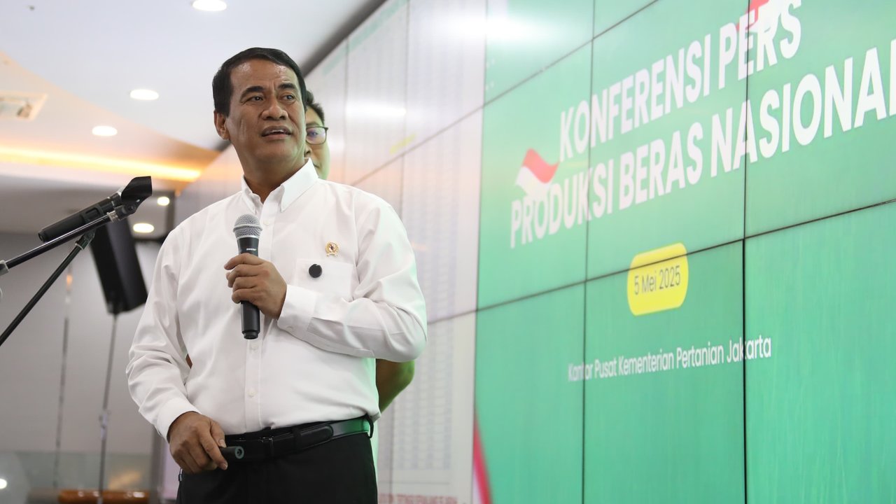 Presiden Prabowo Subianto bersama Menteri Pertanian Andi Amran Sulaiman dan Menko Pangan Zulkifli Hasan