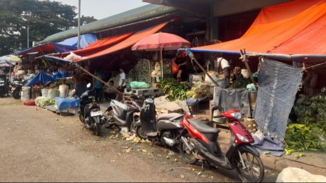 Pedagang kaki lima di Pasar Induk Kramat Jati mengeluhkan pungutan liar oleh preman berkedok ormas yang telah berlangsung puluhan tahun, menyebabkan kerugian dan ketidakadilan.