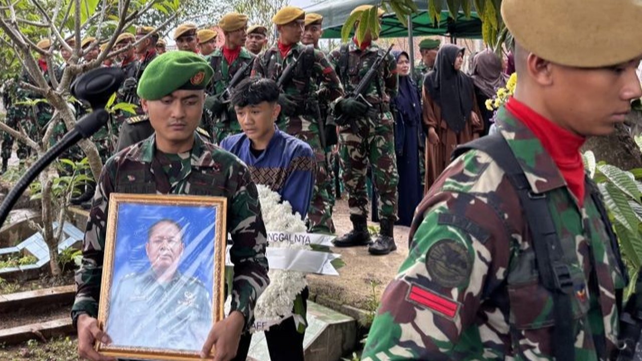 Mayor Anda Rohanda, dikenal sebagai prajurit militan dan ahli peledakan, gugur dalam insiden pemusnahan amunisi di Garut, Jawa Barat, menewaskan 13 orang.