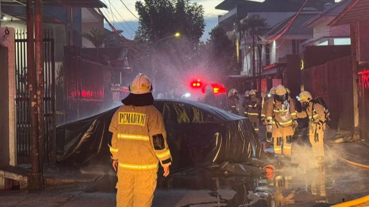 Mobil listrik BYD Seal terbakar di garasi. (Dok. Gulkarmat Jakarta Barat)