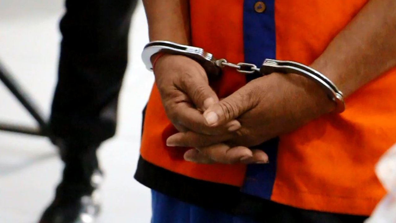 ilustrasi borgol pelaku penipuan lowongan kerja