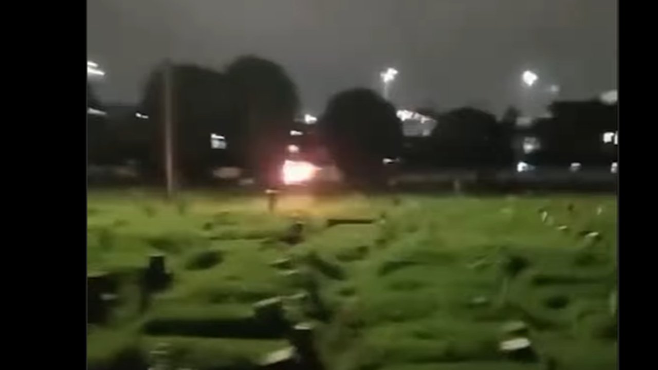 Viral Warga Tawuran Malam-Malam di Tengah Pemakaman, Bersenjata Petasan