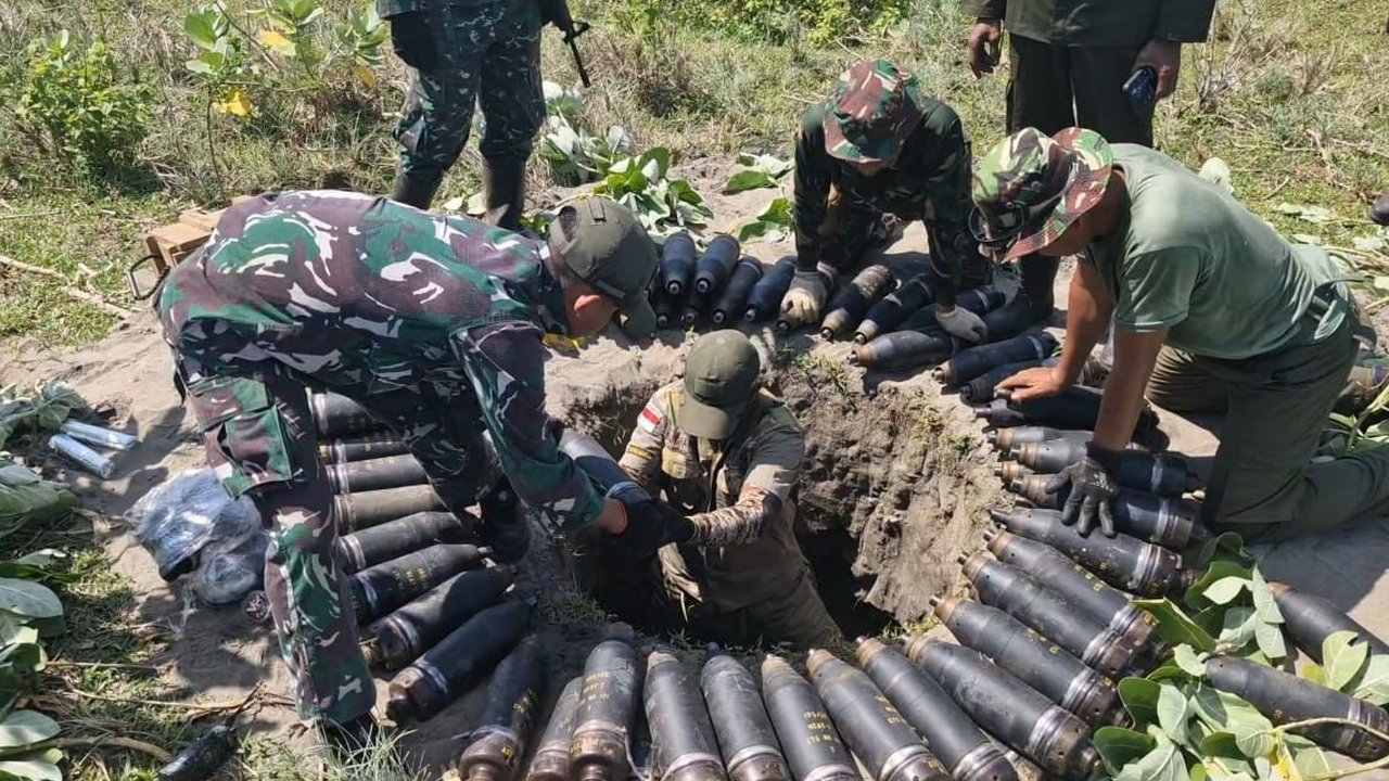 Ledakan amunisi di Garut menewaskan 13 orang, Komisi I DPR meminta pemerintah dan TNI memperketat pengamanan pemusnahan amunisi dan menyelidiki penyebab ledakan.