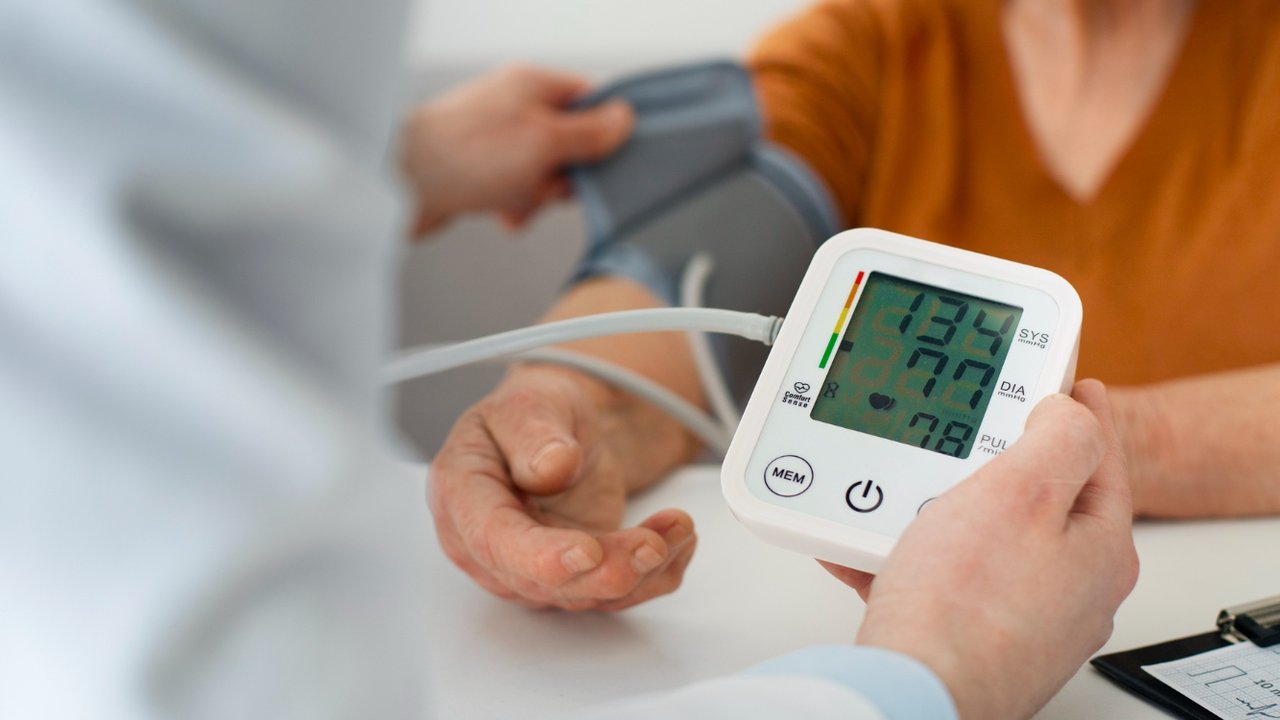 Ilustrasi Diet Approach to Stop Hypertension atau DASH adalah diet yang dirancang untuk pasien hipertensi atau tekanan darah tinggi. Foto: Freepik.