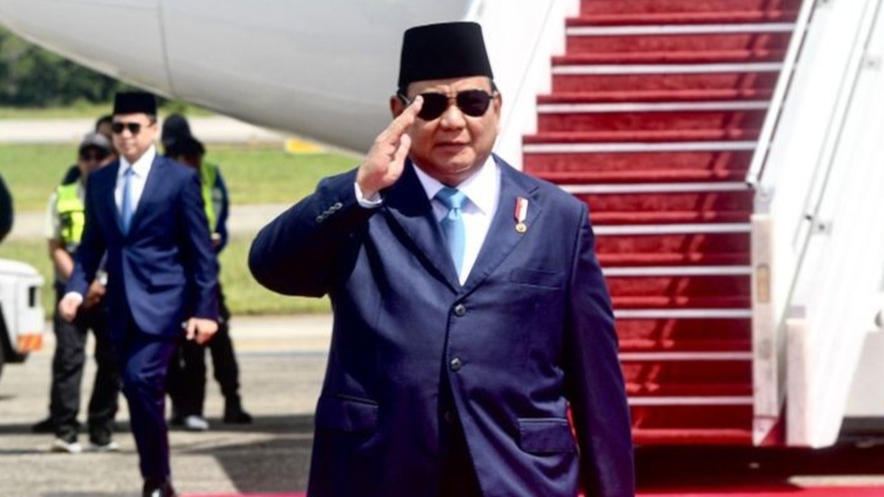 Presiden Prabowo Subianto tiba di Brunei Darussalam, disambut upacara kenegaraan, bertemu Sultan Hassanal Bolkiah, dan menerima anugerah tertinggi negara Brunei.