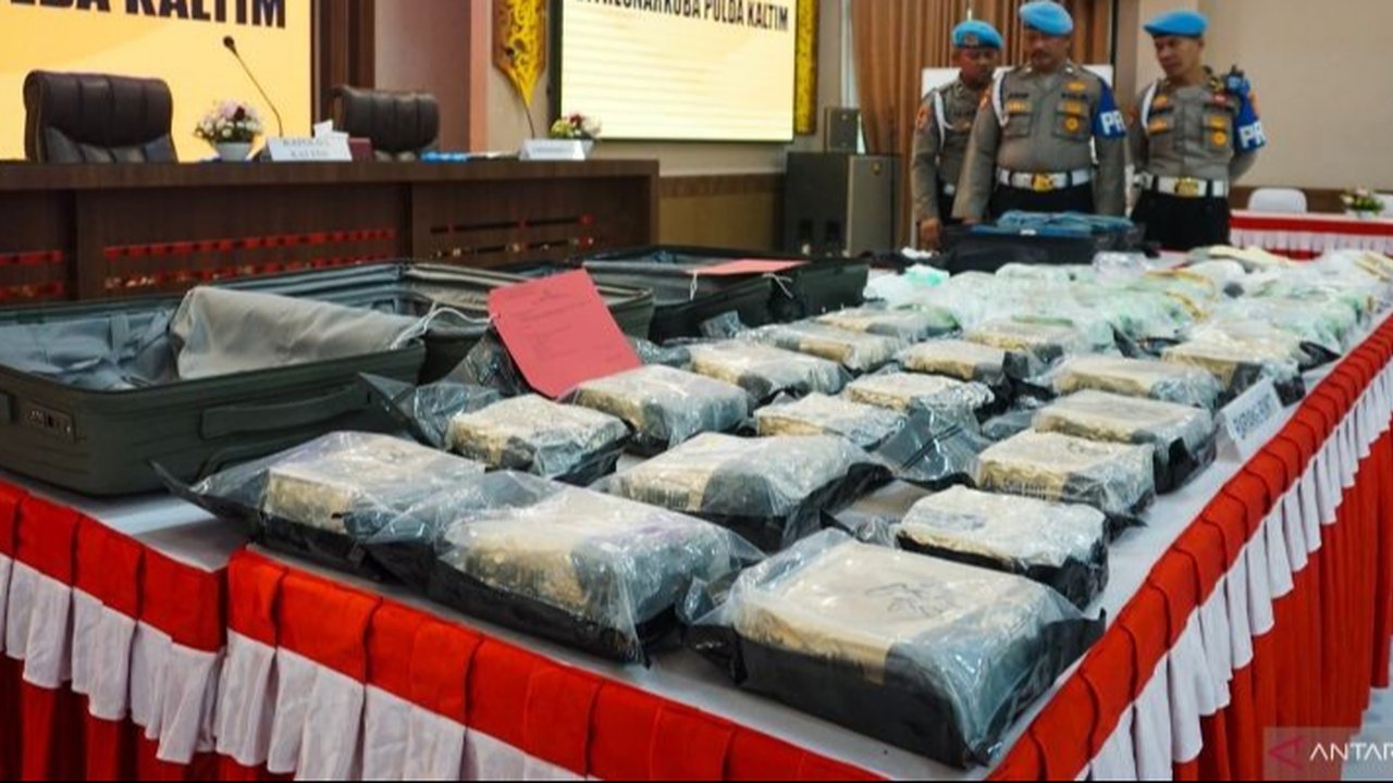 Tiga kurir narkoba asal Sulawesi dan NTB ditangkap di Kaltim dengan barang bukti 33 kg sabu-sabu asal Malaysia; mereka terancam hukuman mati.