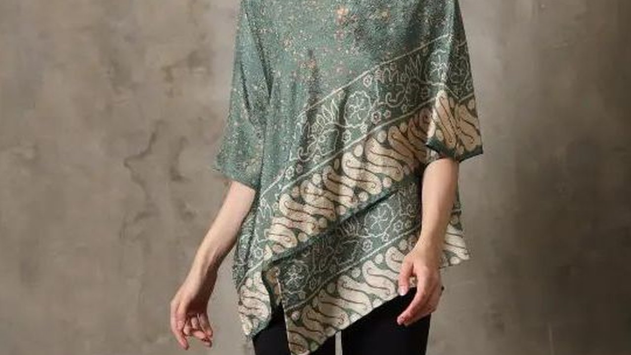 Pakaian batik menjadi outfit yang ngetrend dengan dipadukan beberapa celana yang sesuai. Yuk simak dan ikuti sampai akhir!