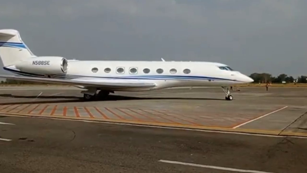 Harga Jet Ini Bisa Beli Sembako untuk 5 Juta Keluarga Miskin