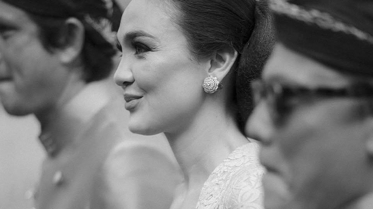 Berpose bagai cover majalah, pesona tampilan Luna Maya begitu memikat dalam balutan gaun pernikahan. [Foto: @bramsky.bramsky]
