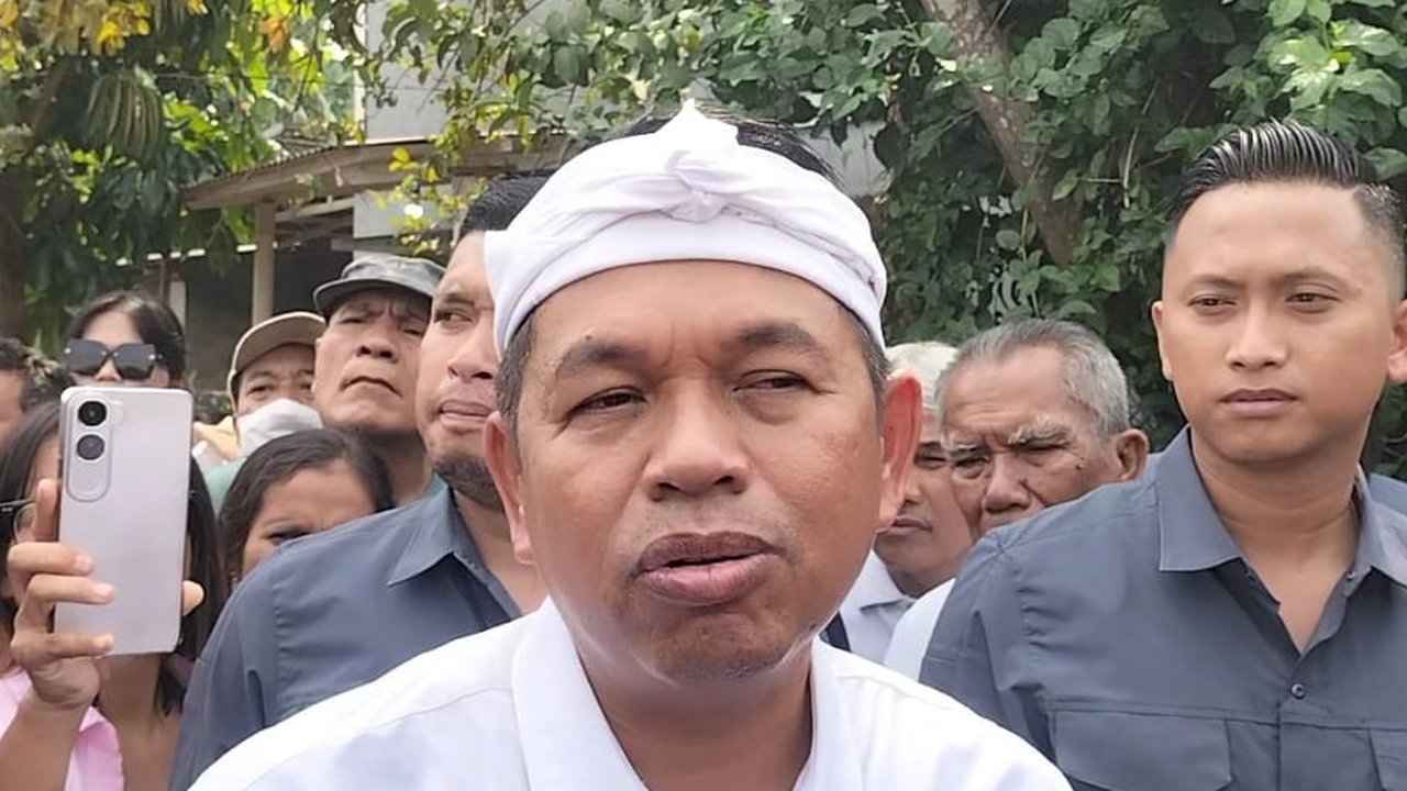 Gubernur Jawa Barat Dedi Mulyadi bersama Wali Kota Depok Supian Suri mendatangi Polres Metro Depok. (Liputan6.com/Dicky Agung Prihanto)
