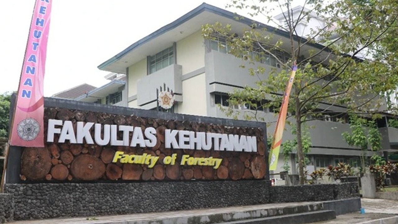 Presiden ke-7 RI Jokowi memberikan pernyataan usai melakukan pertemuan dengan TPUA yang mempertanyakan terkait isu dugaan ijazah palsu di kediaman pribadinya di Solo, Rabu (16/4).(Liputan6