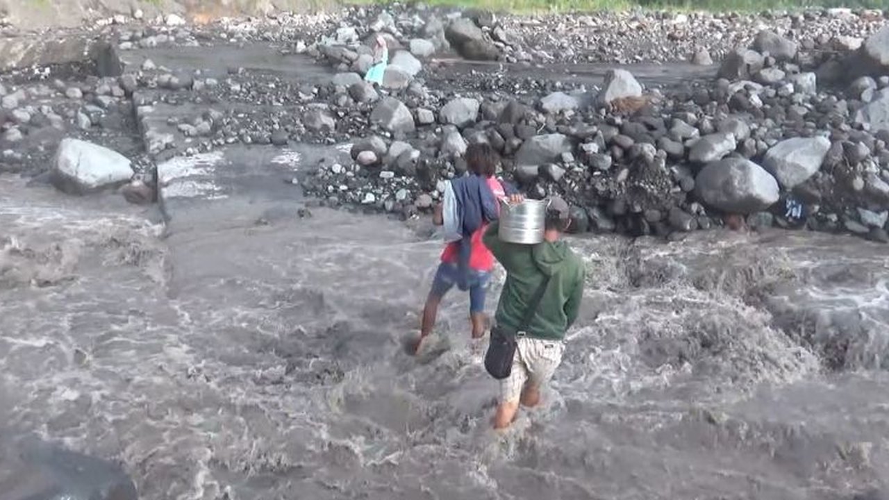 Banjir Lahar Semeru Menerjang, Ratusan Warga Lumajang Terisolir