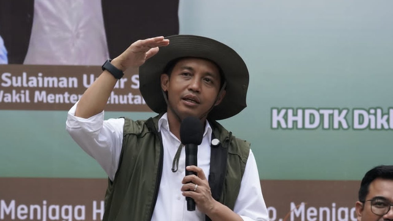 Menhut Raja Juli Antoni