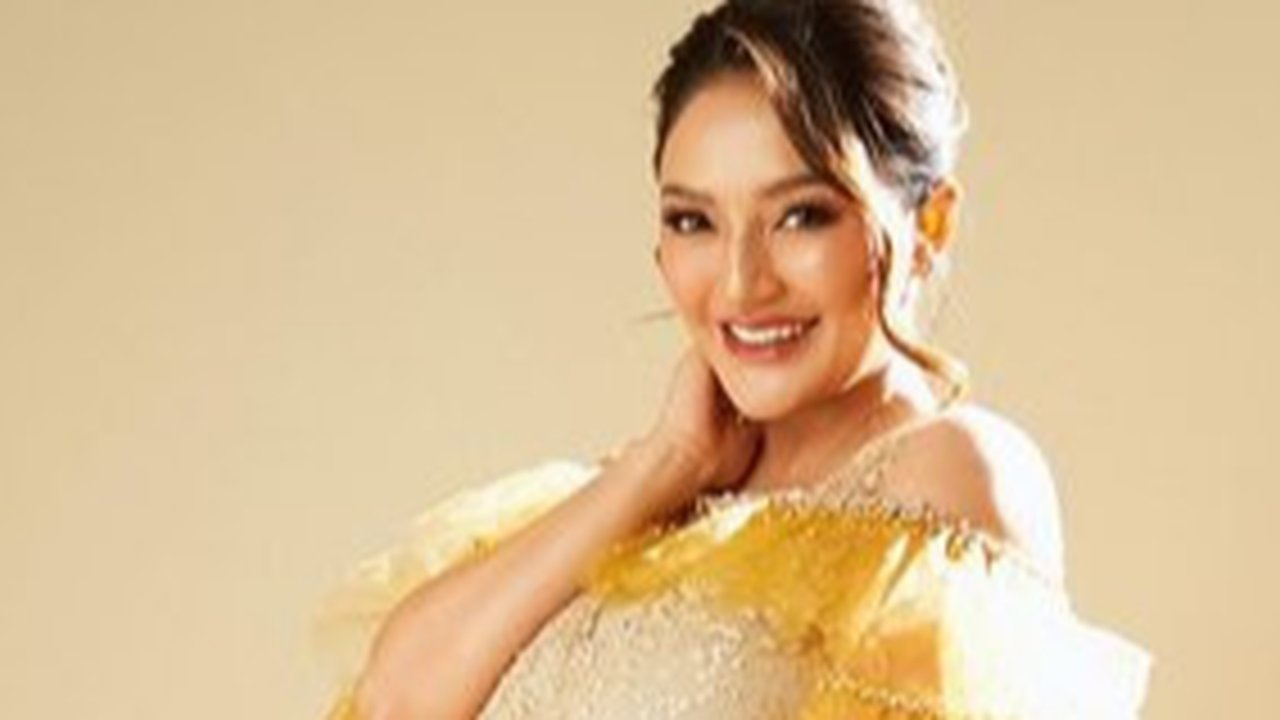 7 Potret Maternity Shoot Siti Badriah, Cantik Pakai Dress Kuning di Usia Kehamilan 9 Bulan