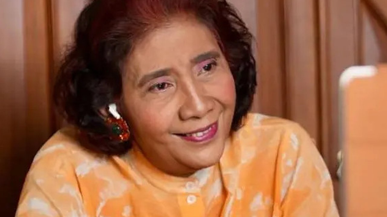 Susi Pudjiastuti mengklarifikasi kabar rumahnya kebakaran. Ia menyebut petugas Damkar telah menangani agar si jago merah tak menjalar ke gedung lain. (Foto: Dok. Instagram @susipudjiastuti115