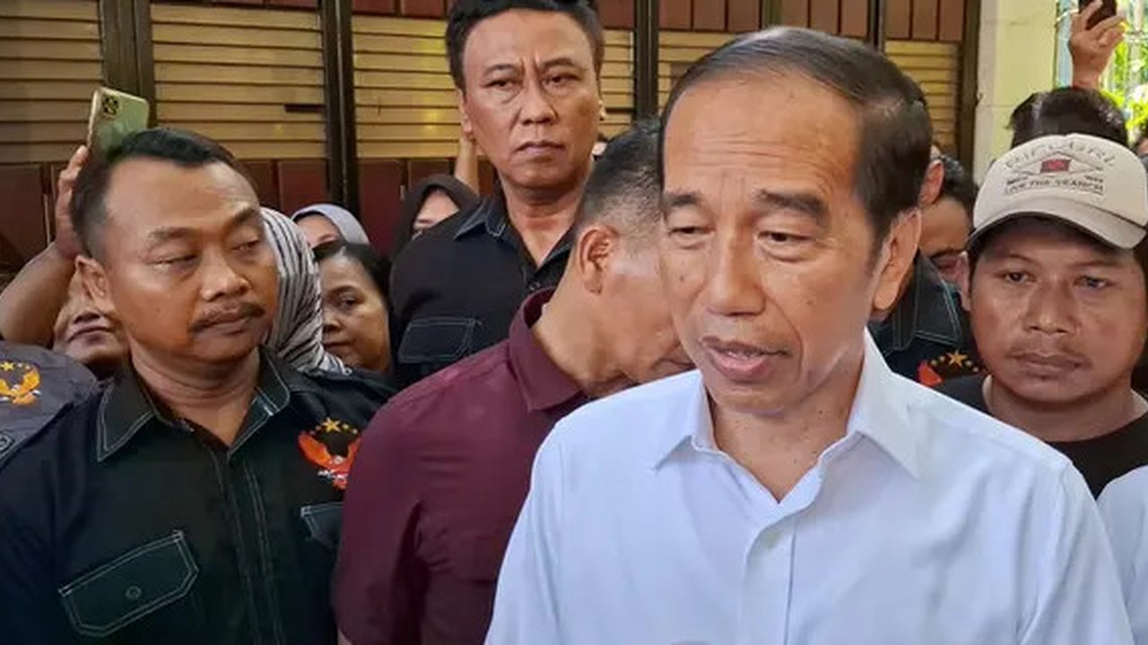 Presiden ke-7 RI Jokowi memberikan pernyataan usai melakukan pertemuan dengan TPUA yang mempertanyakan terkait isu dugaan ijazah palsu di kediaman pribadinya di Solo, Rabu (16/4).(Liputan6