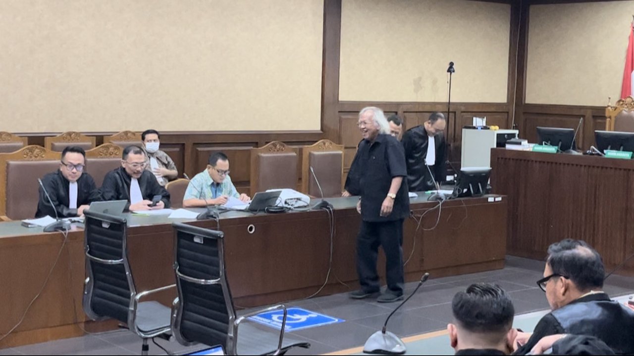Saat Politikus Senior PDIP Panda Nababan Salami Semua Tim Jaksa Sebelum Sidang Hasto
