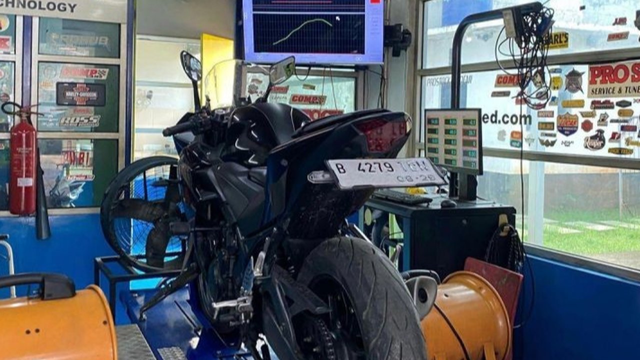 Pelumas Motul 300V terbaru dengan teknologi ESTER CORE terbukti meningkatkan tenaga mesin hingga 0,25 HP (1,16 persen) dibandingkan versi sebelumnya dalam uji dyno test, menawarkan performa maksimal dan perlindungan mesin optimal.