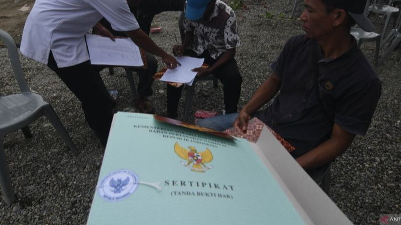Pemerintah Kabupaten Poso, Sulawesi Tengah, menyerahkan 100 sertifikat tanah program SeHAT kepada nelayan di Desa Bega, guna meningkatkan kesejahteraan dan akses permodalan usaha.