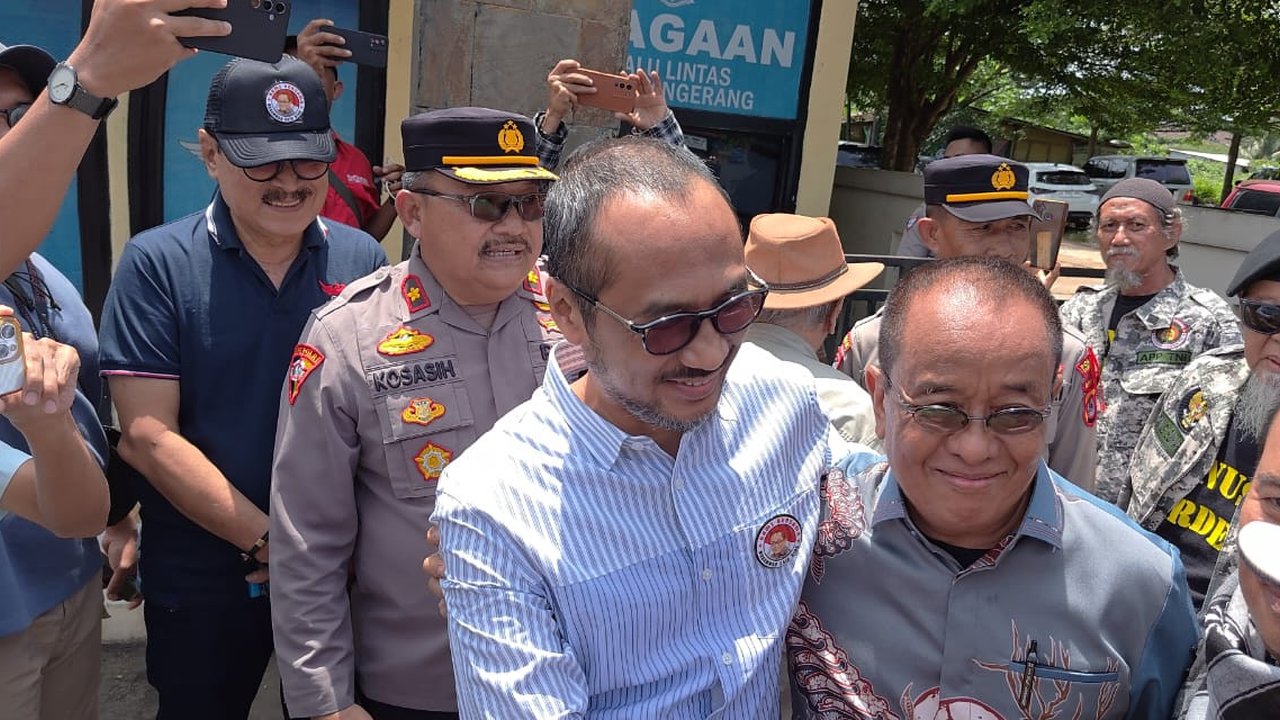 Mantan Sekretaris Kementerian BUMN, Said Didu dan mantan Ketua KPK, Abraham Samad, saat memenuhi panggilan polisi di Mapolresta Tangerang. (Liputan6.com/Pramita Tristiawati)