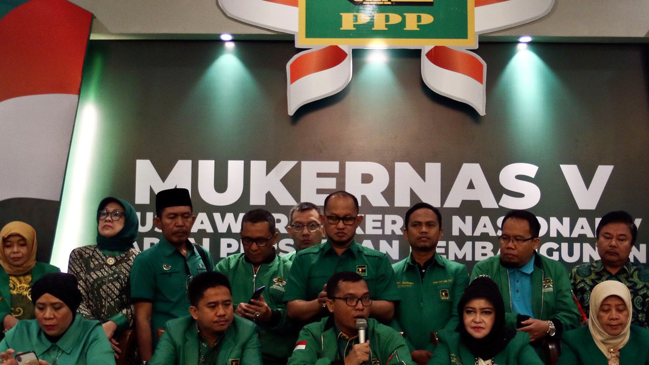 Wakil Sekretaris Jenderal PPP, Achmad Baidowi didampingi sejumlah Kader PPP memberikan keterangan pers disela Musyawarah Kerja Nasional (Mukernas) V PPP di Jakarta, Minggu (15/12/2019). Mukernas memutuskan penyelenggaraan Muktamar IX PPP dipercepat setelah Pilkada 2020. (Liputan6.com/Johan Tallo)