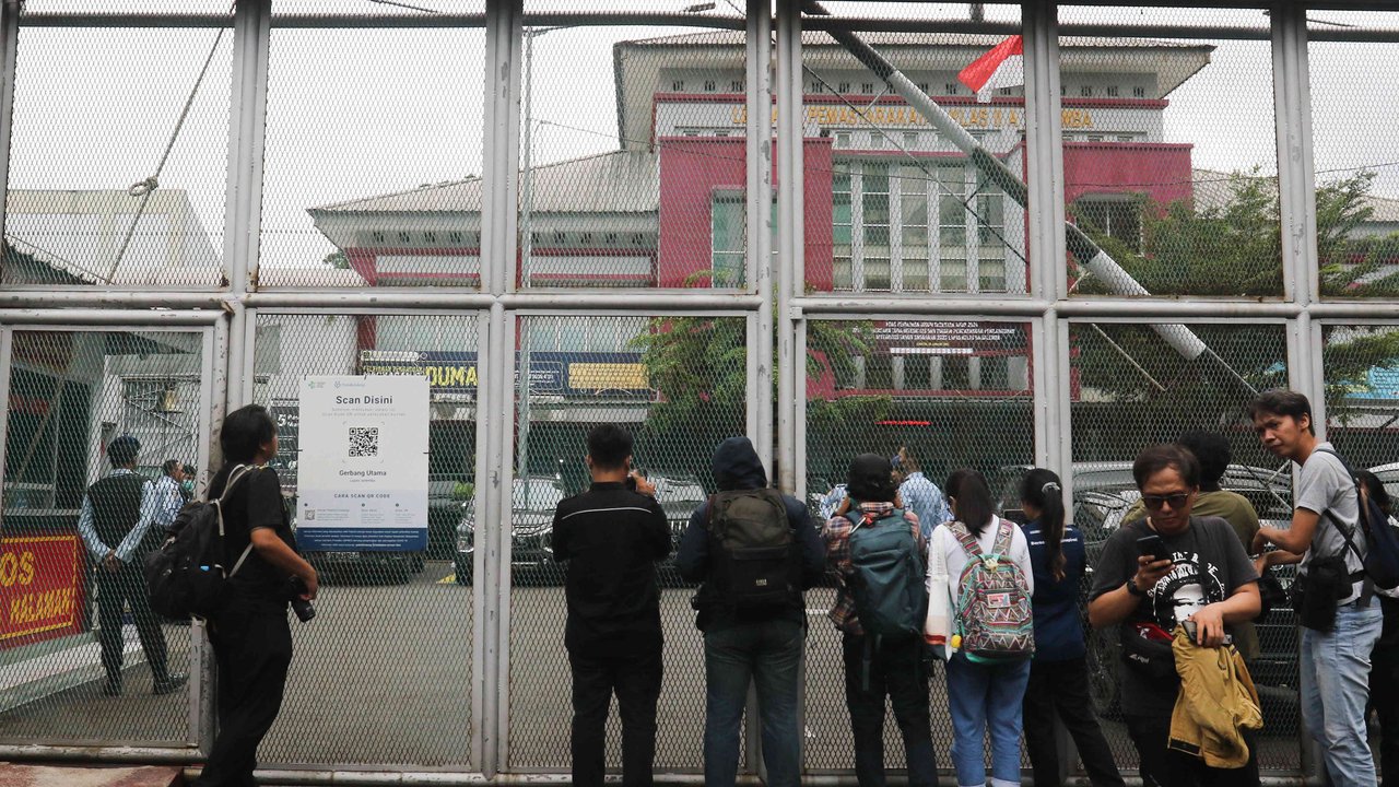 Suasana Lembaga Pemasyarakatan (Lapas) Kelas II A Salemba jelang pemindahan terpidana kasus pembunuhan berencana terhadap Nofriyansyah Yosua Hutabarat, Bharada Richard Eliezer Pudihang Lumiu, Jakarta, Senin (27/2/2023). Richard Eliezer resmi dipindahkan dari Rutan Bareskrim Mabes Polri menuju Lembaga Pemasyarakatan (Lapas) Salemba Jakarta Pusat, Senin siang. (Liputan6.com/Herman Zakharia)