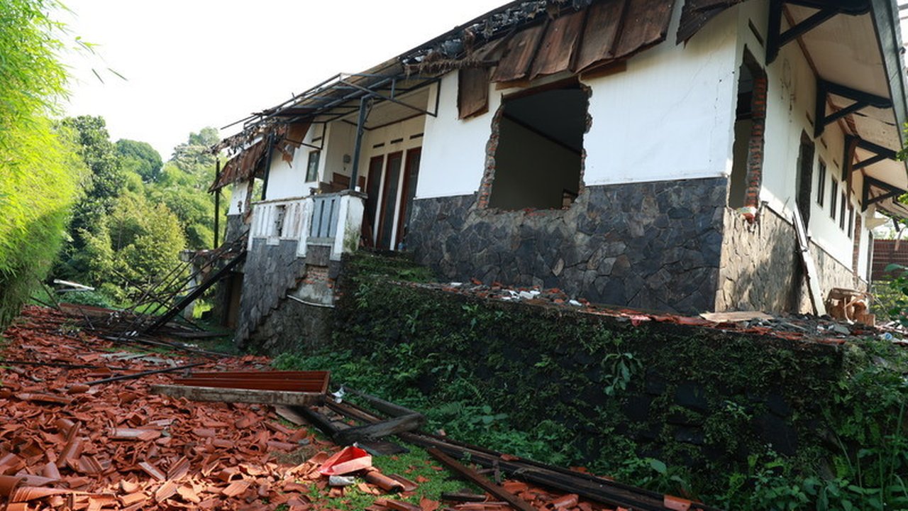 Detik-Detik Pembongkaran Paksa Rumah Atalarik Syach, Suasana Panas dan Tegang Dikepung Puluhan Aparat