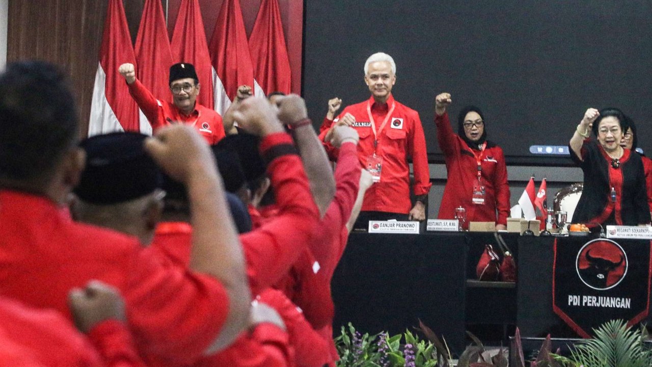 Ketua Umum PDIP Megawati Soekarnoputri menyampaikan arahan saat kegiatan pembekalan kepala dan wakil kepala daerah se-Indonesia yang memenangkan Pilkada 2024 di Sekolah Partai PDIP, Lenteng Agung, Jakarta Selatan, Jumat (16/5/2025).