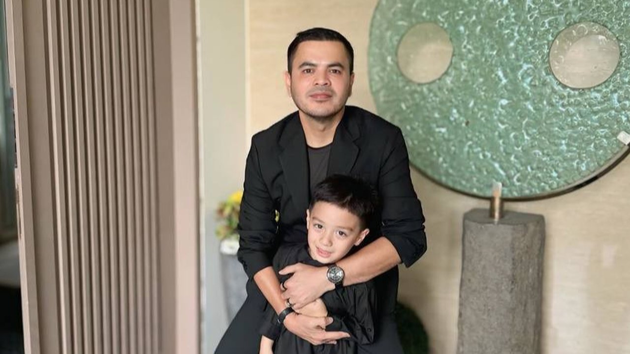 7 Potret Haldy Sabri Suami Irish Bella Jumatan Bareng Air Rumi, Ternyata Deket Banget Meski Papa Sambung