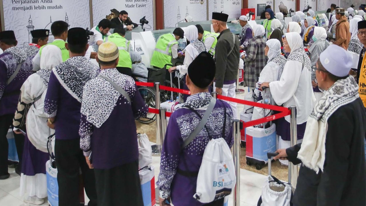 Calon jemaah haji embarkasi JKS kloter 14 saat diberangkatkan ke Tanah Suci di Terminal Khusus Haji dan Umrah 2F Bandara Soekarno-Hatta Tangerang, Banten, Kamis (08/05/2025).