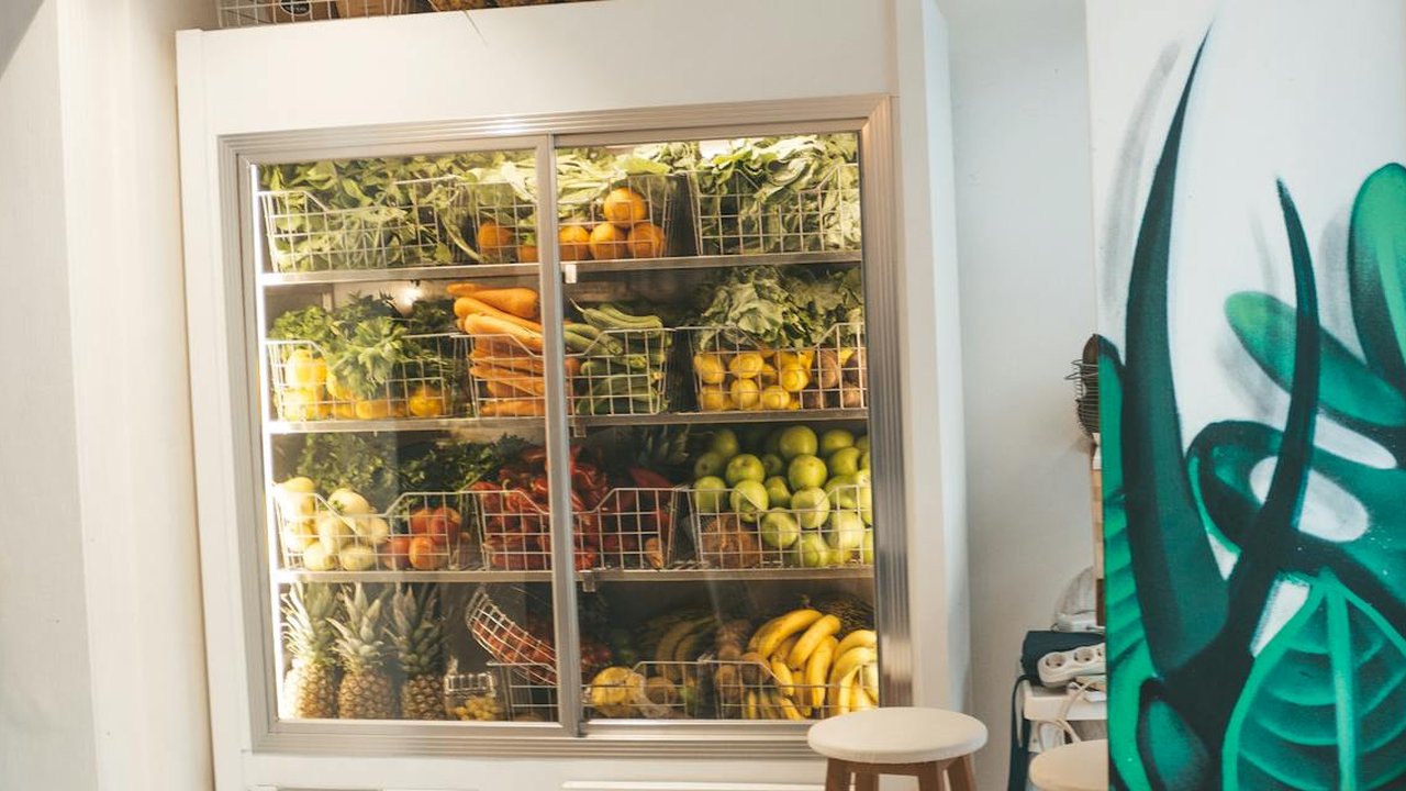 Simpan di Kulkas? Tunda Dulu! Ini 10 Makanan yang Harus Dijauhkan dari Lemari Pendingin