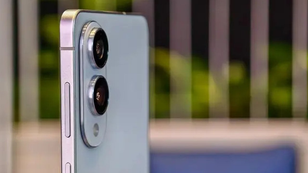 Samsung akhirnya mengumumkan Galaxy S24 FE, smartphone versi lebih terjangkau dari flagship Galaxy S24 Series. Perangkat ini hadir dengan harga Rp 9,9 jutaan dan menawarkan bezel layar dan