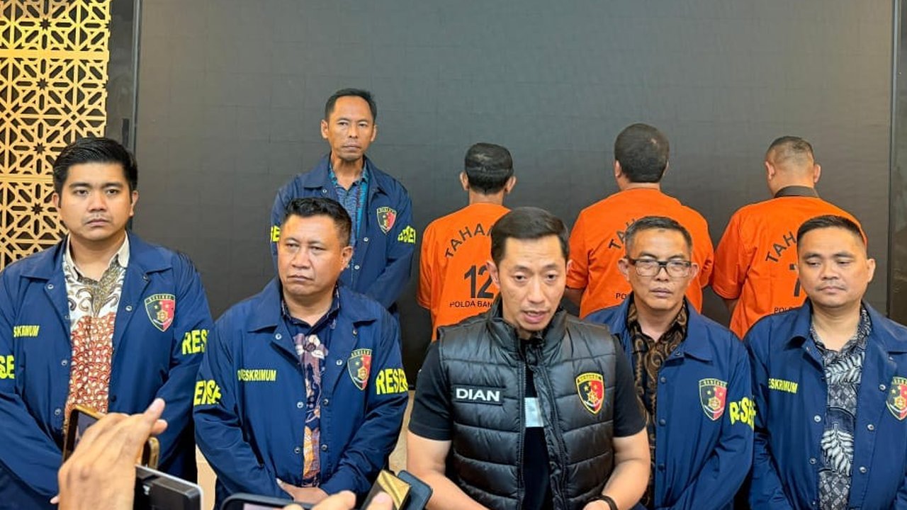 Para Tersangka Kadin Cilegon Minta Proyek Rp5 Triliun di Polda Banten. (Jumat, 16/05/2025). (Yandhi Deslatama/Liputan6.com).