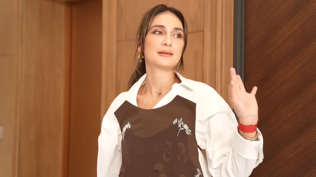 Potret Luna Maya Memamerkan Kamar Mewahnya (©YouTube: Luna Maya)