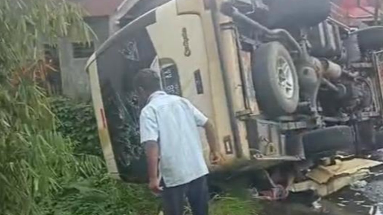 Detik-Detik Elf Kecelakaan Diduga Rem Blong di Tawangmangu, Tabrak Jembatan dan Terguling