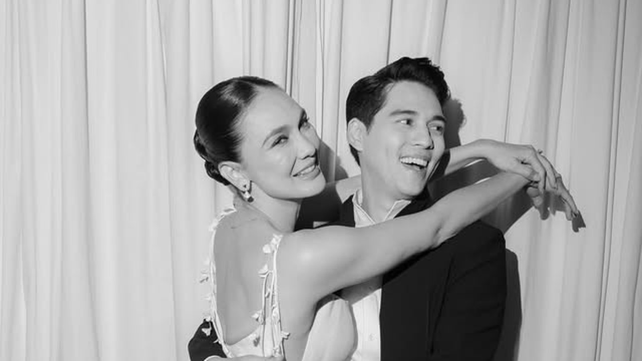 Luna dan Maxime tampil layaknya pasangan dari negeri dongeng di resepsi kedua mereka. Luna memancarkan aura anggun dengan gaun beraksen floral, sementara Maxime tampil elegan dalam tuxedo. Dalam pelukan hangat dan tawa lepas, keduanya menunjukkan kemesraan yang manis, seolah menghidupkan kisah cinta bak putri dan pangeran dari negeri dongeng.