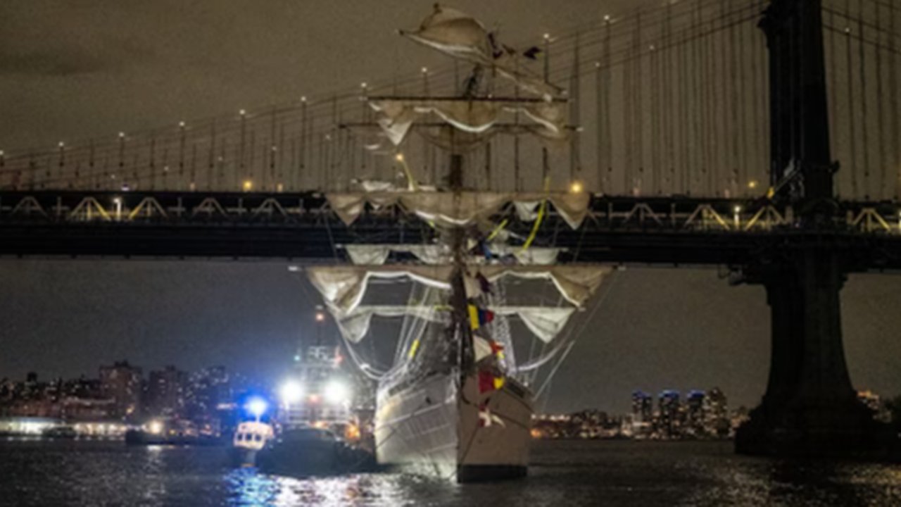 kapal meksiko tabrak jembatan brooklyn