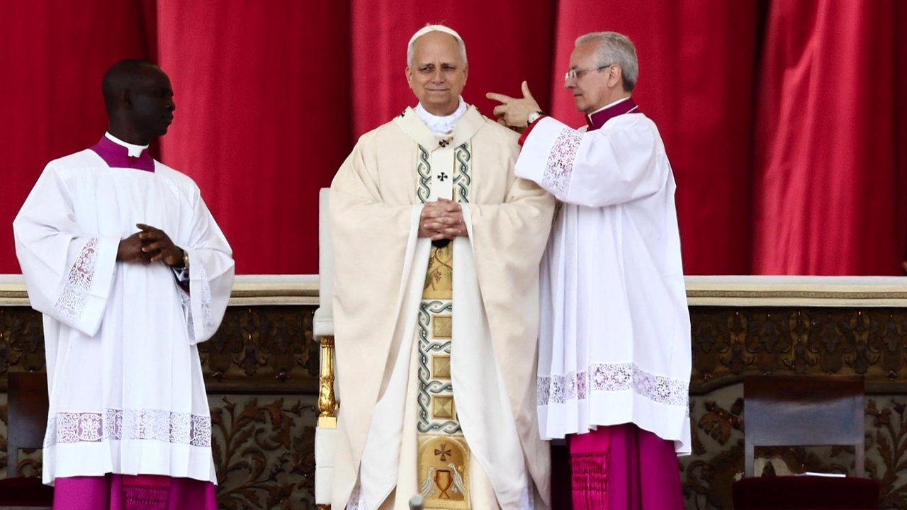 Paus Leo XIV saat misa pelantikannya di Lapangan Santo Petrus, di Vatikan, (18/05/2025).
