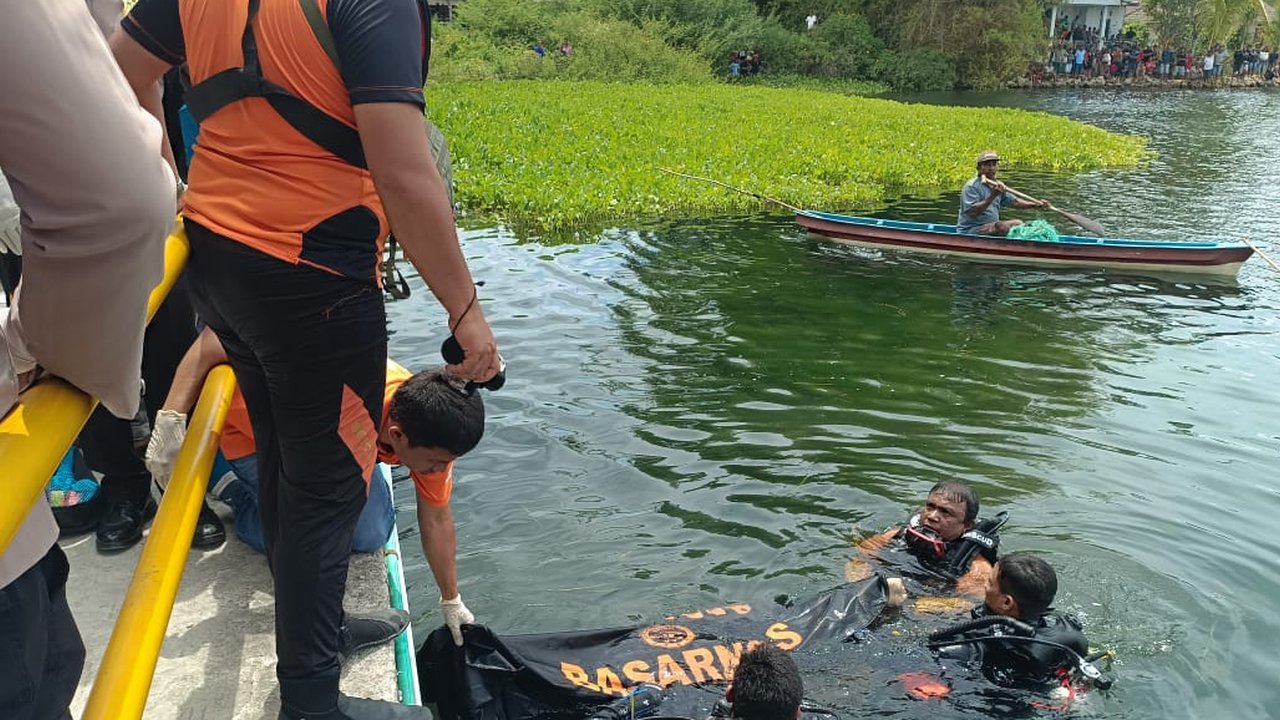 Tragis, Tiga Sekawan Ditemukan Tewas di Kedalaman Lima Meter Gara-Gara Cari Ikan di Danau Toba