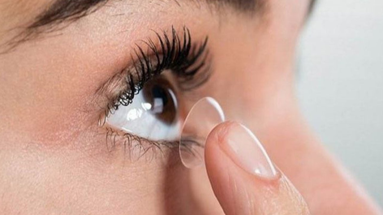 ilustrasi pemakain softlens
