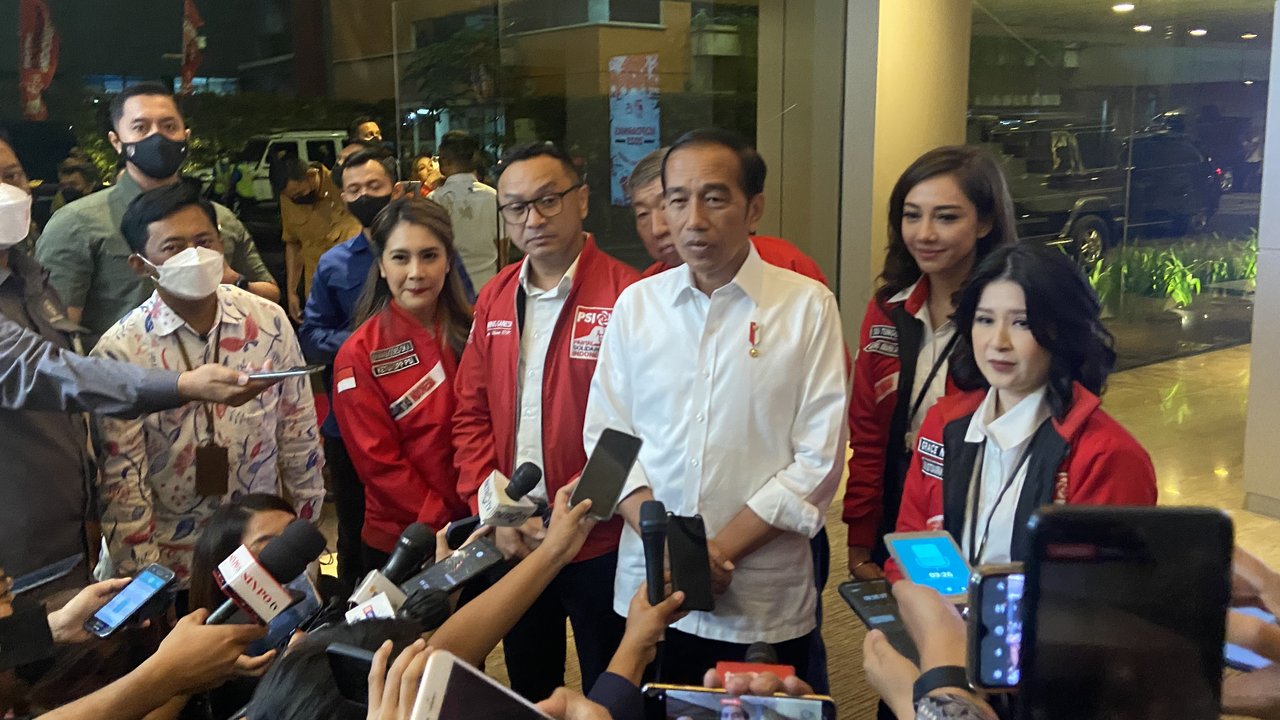 Presiden Joko Widodo (Jokowi) usai menghadiri HUT PSI ke-8 di Jakarta Theater, Jakarta Pusat, Selasa (31/1/2023) (Liputan6.com/Muhammad Radityo Priyasmoro)