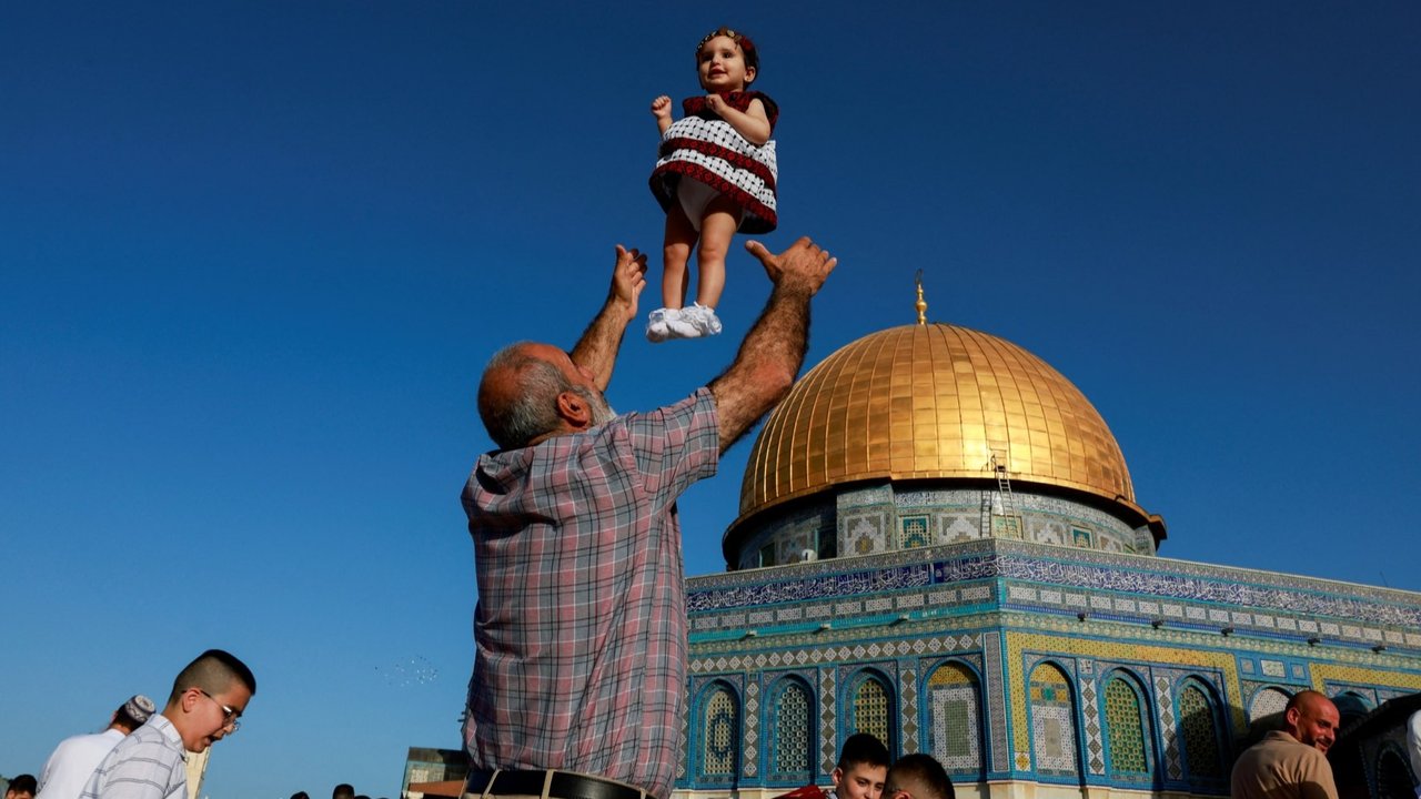 Di tengah ketegangan dan agresi Israel terhadap Gaza dan Tepi Barat yang terus meningkat, ribuan warga Palestina berkumpul di kompleks Masjid Al-Aqsa di Kota Tua Yerusalem untuk melaksanakan salat Iduladha 2014 pada hari Minggu (16/6/2024).