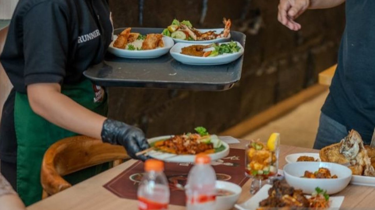 Lima bersaudara di Jakarta menghidupkan kembali resep-resep turun temurun sang ibu di restoran Pondok Nusantara, sebuah perwujudan cinta dan penghormatan pada tradisi kuliner keluarga.